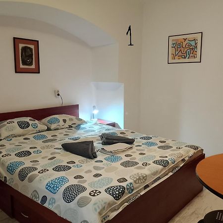 Central Studio In Historic Center Brasov Bagian luar foto