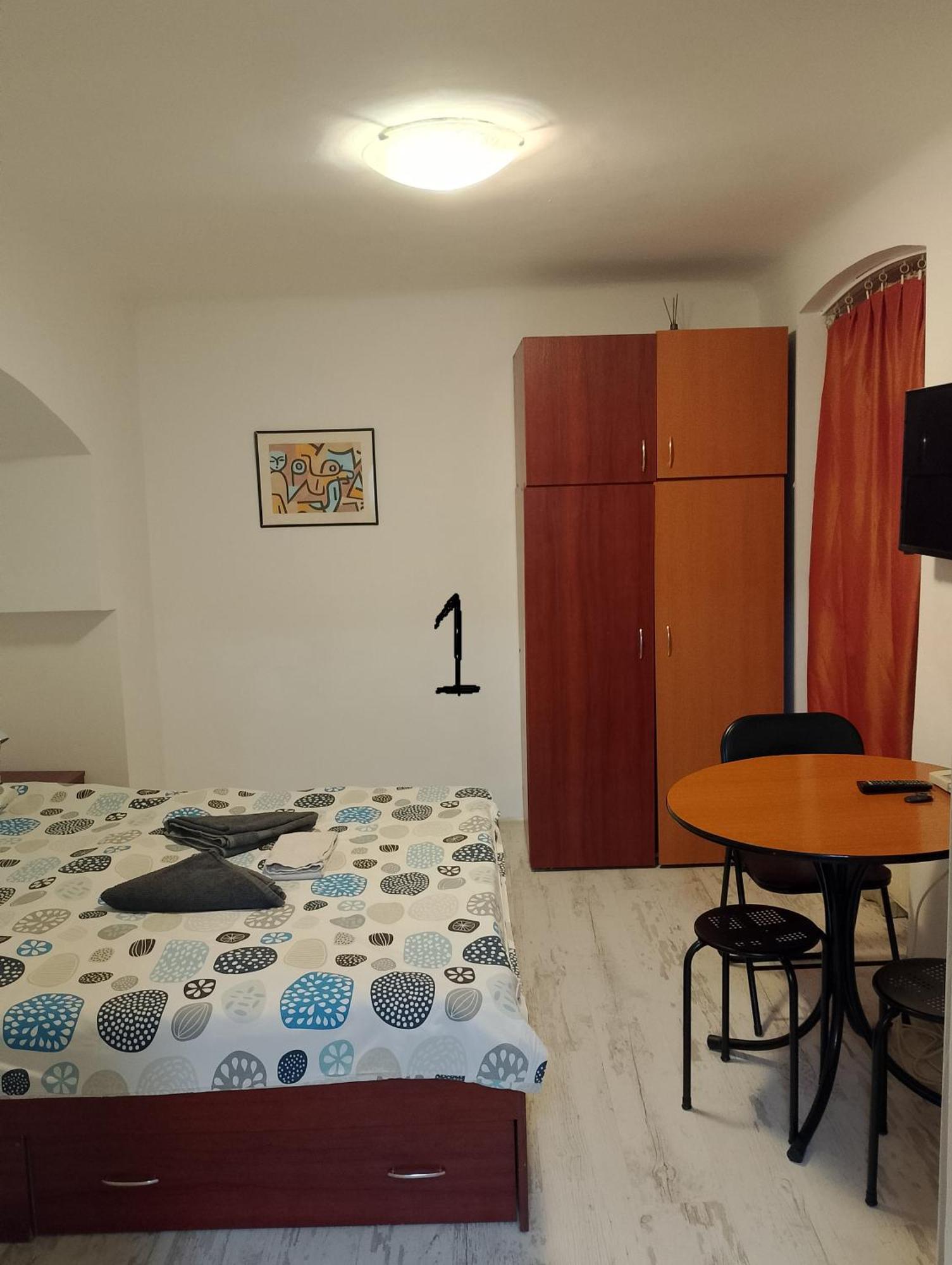 Central Studio In Historic Center Brasov Bagian luar foto
